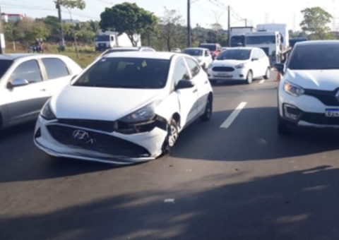Motociclista e passageiro são lançados de moto em acidente na Av. das Torres
