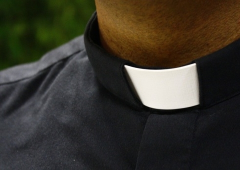Mulher descobre troca de mensagens do marido com padre e é presa por extorquir sacerdote