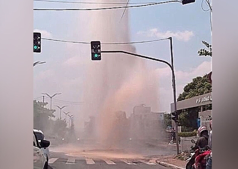 Bairros devem ficar sem água após cano virar 'chafariz' em Manaus