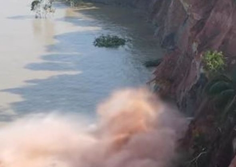 Casas são atingidas em desbarrancamento no Amazonas