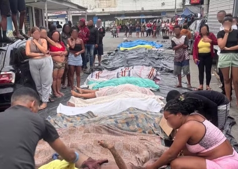 Moradores resgatam e expõe mais de 50 mortos em praça no RJ após operação