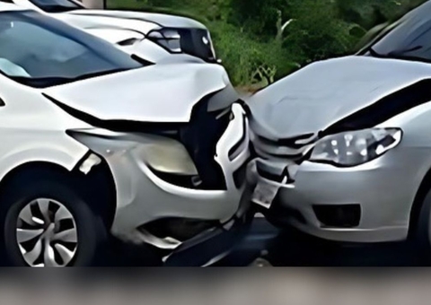 Acidente: Colisão frontal entre carros deixa um ferido em Manaus