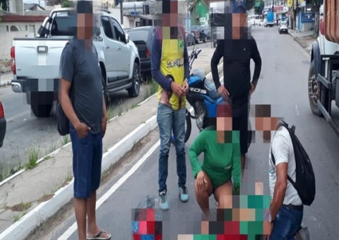 Homem fica ferido ao cair de motocicleta no meio de avenida em Manaus