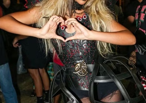 Irmã de Lexa se junta a fãs e espera Lady Gaga na porta do Copacabana Palace