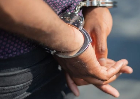 Casal é preso por deixar bebê e filha de 5 anos sozinhas para irem à festa em Manaus