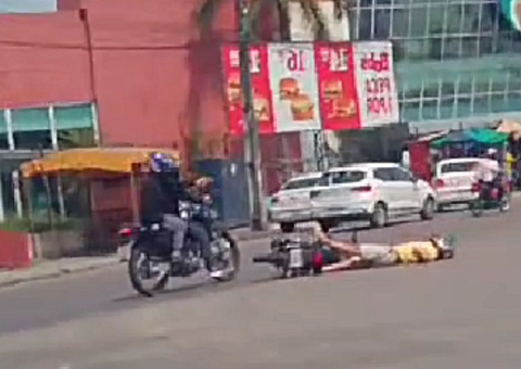 Vídeo mostra pistoleiros executando motociclista em rotatória em Manaus