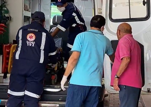 Esfaqueado, homem 'se arrasta' até delegacia para pedir socorro no Amazonas