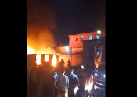 Na calada da noite, criminosos incendeiam carro e casa em Manaus