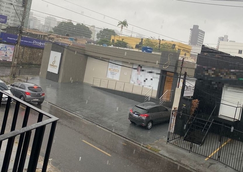 Com seca histórica, Manaus tem chuva intensa nesta segunda-feira