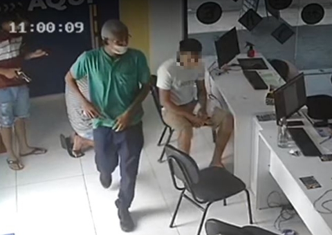 Vídeo: Dupla armada invade autoescola e aterroriza vítimas durante assalto em Manaus
