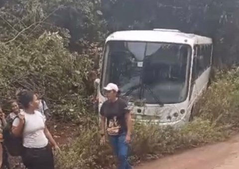 Ônibus escolar quase cai em ribanceira em acidente no Amazonas; Estudantes ficaram feridos