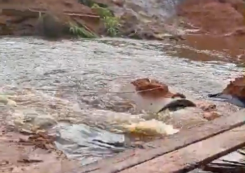 Moradores ficam 'ilhados' após rio destruir aterro e ponte no Acajatuba
