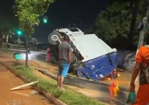 Vídeo: Caminhão de lixo é engolido por cratera após tubulação romper na Ponta Negra