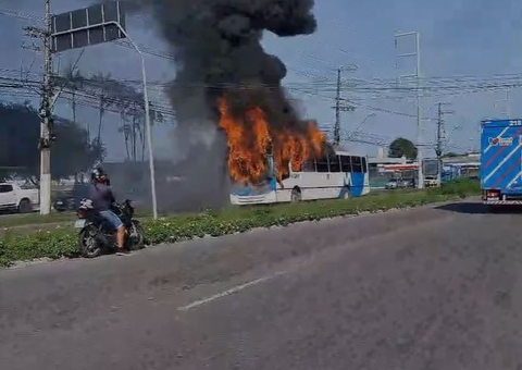 Ônibus pega fogo no meio da Avenida Torquato Tapajós; veja vídeo