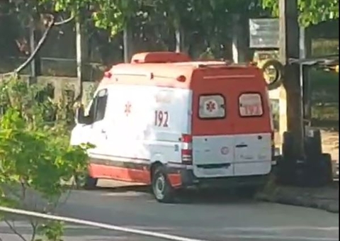 Mulher fica ferida em acidente entre carro e motocicleta no Terra Nova