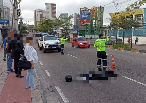 Acidente com moto deixa jovem ferido e afeta trânsito em avenida de Manaus