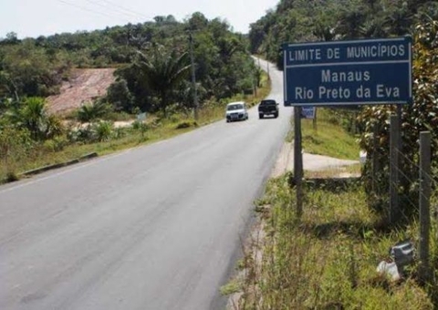 Grupo armado ataca caminhoneiro e rouba carga de refrigerantes na AM-010