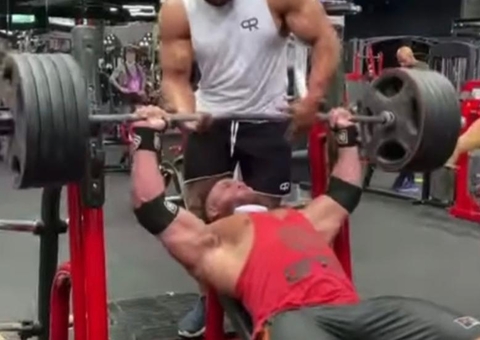 Fisiculturista tem peito rasgado durante treino na academia; Assista 