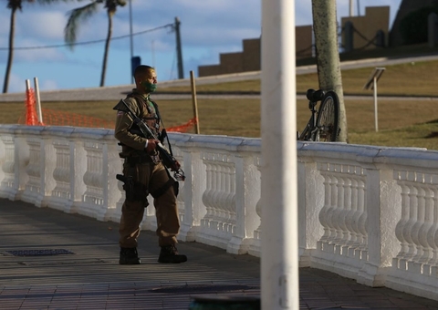 Vídeo: PM é baleado por colegas após ‘surtar’ e atirar para o alto na Bahia