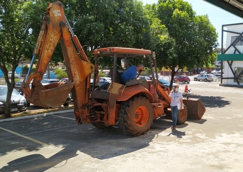 Idoso vai para vacinação contra Covid de retroescavadeira