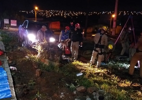 Homem cai em poço de 15 metros após bater carro e sair para conferir danos