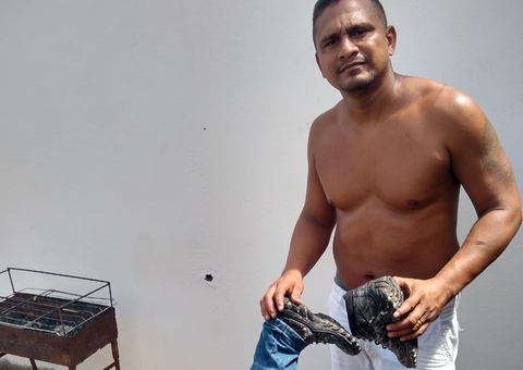 Artista constrói boneco realista e põe em buraco após acidente 