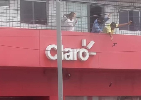 Trio é preso ao fazer reféns durante assalto à loja da Claro