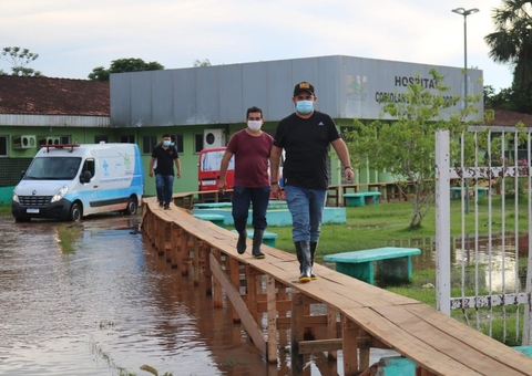 Sob risco de inundar, hospital de Barreirinha é transferido para escola