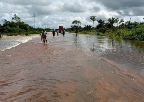 Trecho da BR-174 cede e ligação entre Manaus e Boa Vista é interditada