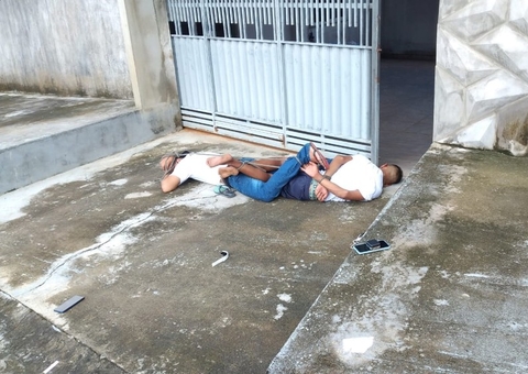 Suspeitos de roubo, jovens são amarrados juntos pela população revoltada