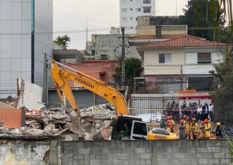 Dois homens morrem após trator fazer prédio desabar