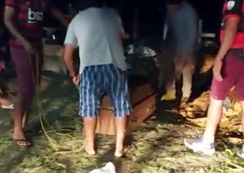 Família faz enterro de vítima da Covid após coveiro sumir do local