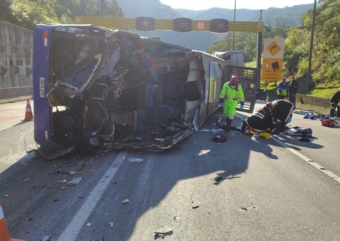 Acidente com ônibus de time de futsal deixa 2 mortos e 21 feridos