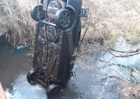 Pescador encontra carro desaparecido desde 2014 com ossada humana