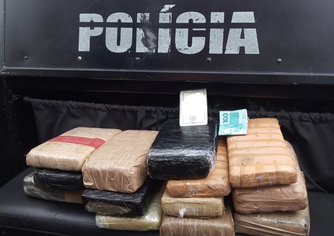 Jovem é presa com 18kg de drogas escondidas em malas em barco no Amazonas
