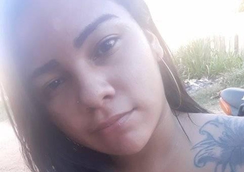 Jovem morre após receber descarga elétrica enquanto usava o celular