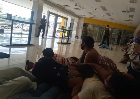 Vídeo: Clientes passam momento de terror durante assalto em banco no Amapá