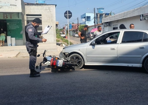 Motociclista fica ferido ao colidir com carro a caminho do trabalho em Manaus