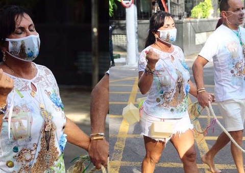 Com pé quebrado, Gretchen vai a Círio pagar promessa por se 'libertar do ex-marido'