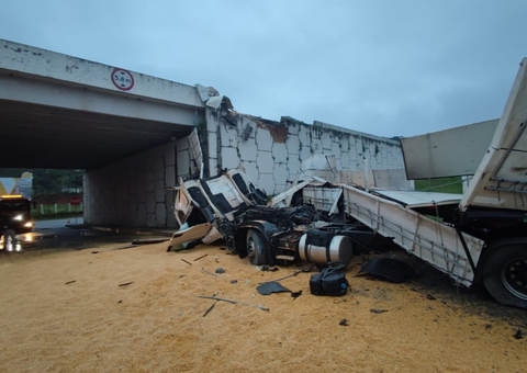 Carreta desaba de viaduto e por pouco não esmaga carro; Veja vídeo do acidente