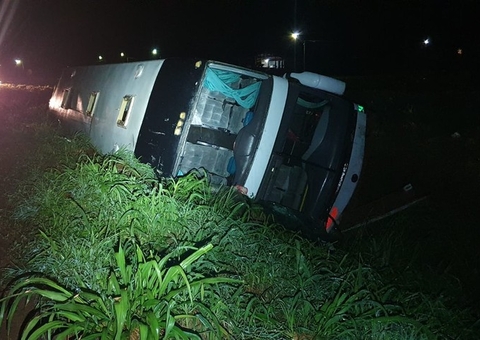 Ônibus tomba e deixa 19 passageiros feridos em Rondônia