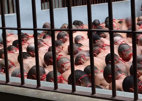 Diretor de presídio é afastado após foto com detentos nus em pátio ser denunciada