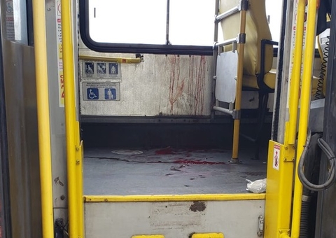Homem surta e ataca passageiros com faca em ônibus; uma pessoa morreu