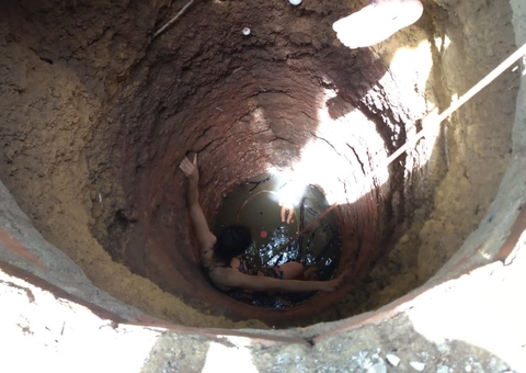 Mãe se joga em poço de 8 metros para salvar filha que despencou enquanto brincava sozinha no quintal