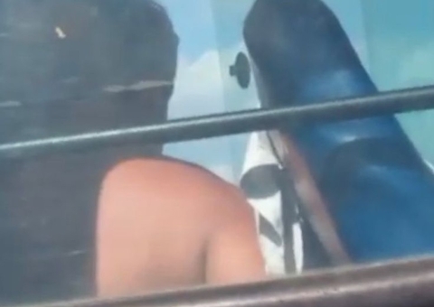 Motorista é flagrado fazendo sexo dentro de ônibus escolar