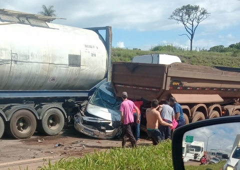 Grave acidente com 12 veículos deixa trânsito caótico em rodovia; vídeo