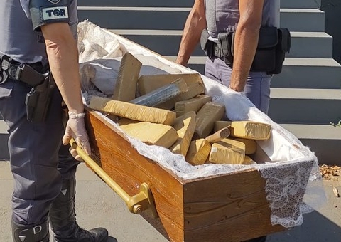 Polícia apreende mais de 100 tabletes de maconha dentro de caixão