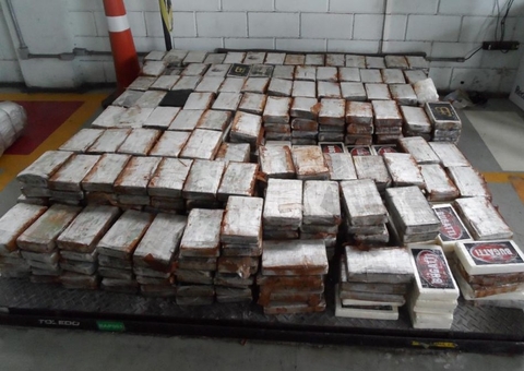 Mais de 1 tonelada de cocaína é encontrada entre carga de açúcar no Porto de Santos