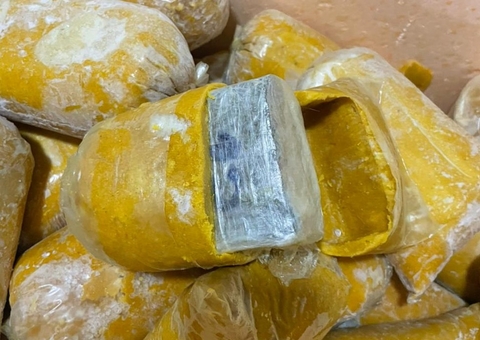 Homem é preso tentando viajar com 32 kg de maconha em polpas de buriti em Manaus