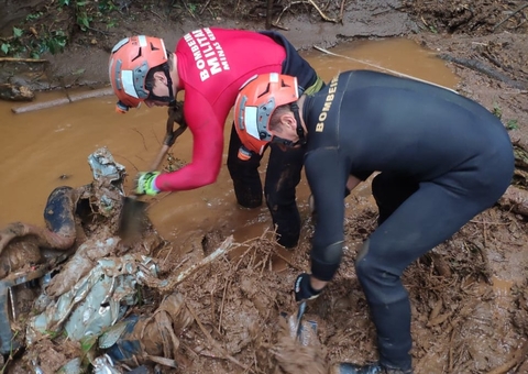 Família morre após carro ser soterrado; Criança de 3 anos foi arremessada com impacto